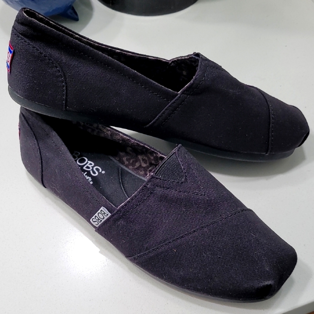 Skechers Bob's Black Flats with Minimalist Design and Slip-On Comfort